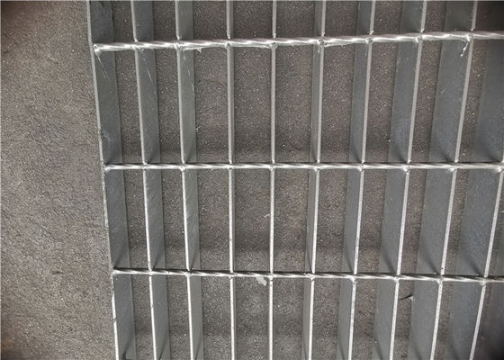 La grata d'acciaio della passerella pedonale ha dentellato la grata galvanizzata immersa calda