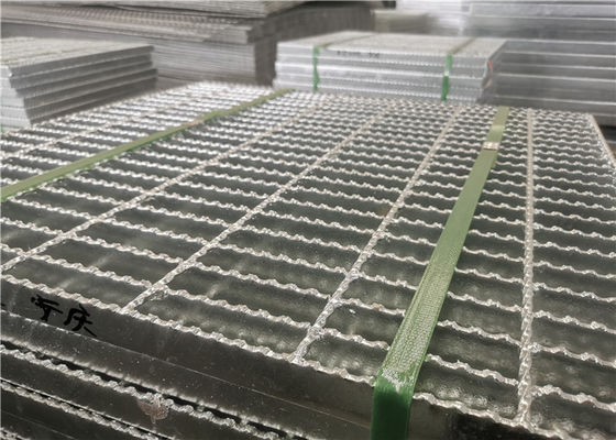 La grata d'acciaio della piattaforma del acciaio al carbonio Q235 ha galvanizzato la forma seghettata del quadrato