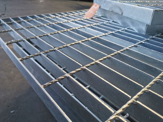 32x3mm hanno galvanizzato il piatto stridente d'acciaio foggiano bloccato con uno stampo per il passaggio pedonale della strada privata