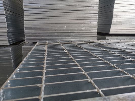32x3mm hanno galvanizzato il piatto stridente d'acciaio foggiano bloccato con uno stampo per il passaggio pedonale della strada privata