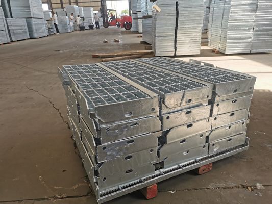 La immersione calda stridente d'acciaio perforata delle pedate di anti slittamento ha galvanizzato 65X5mm