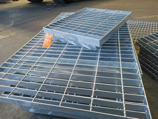 La immersione calda stridente d'acciaio perforata delle pedate di anti slittamento ha galvanizzato 65X5mm