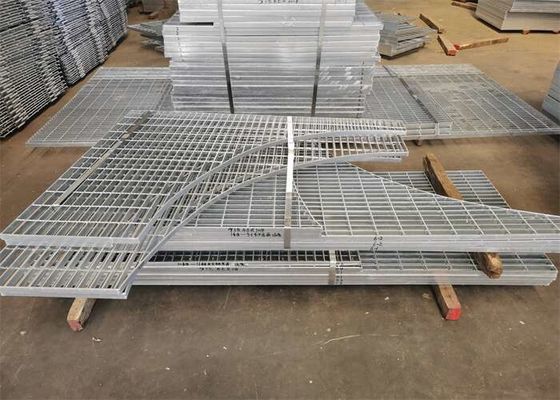 La immersione calda ha galvanizzato le griglie d'acciaio della strada privata che grattano la forma su misura 25*3mm