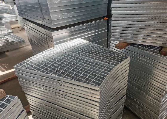 La strada privata d'acciaio resistente gratta la grata