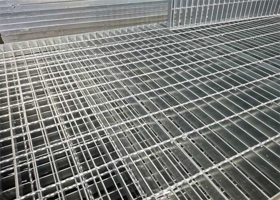La immersione calda ha galvanizzato le griglie d'acciaio della strada privata che grattano la forma su misura 25*3mm